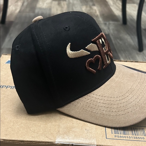 Muza Black and Tan Embroidered Hat - Picture 3 of 3